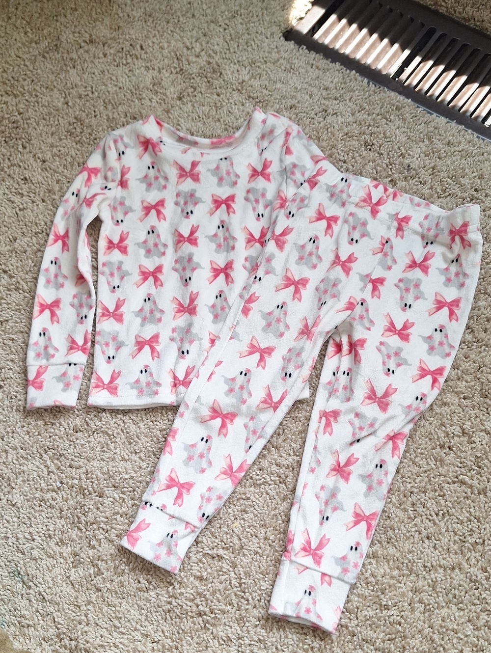 18M - Tahari Girls White Pajama Set with Pink Bows and Ghosts